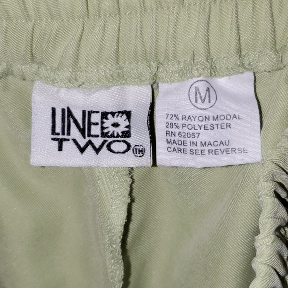 LINE TWO Capris - Picture 2 of 7